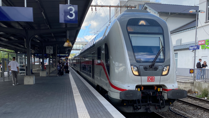 Ein IC am Bahnhof in Siegen