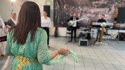 Tanz des jesidischen Neujahrsfests mit traditioneller Kleidung und live Musik 