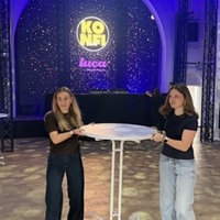 Zwei Gemeindemitglieder bereiten den Saal für eine Feier vor.