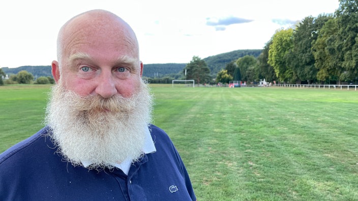 Porträt von Kai Rosenstein auf einem Sportplatz in Beverungen
