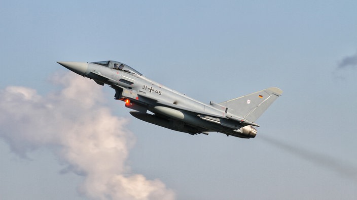Ein Kampfjet vom Typ Eurofighter startet