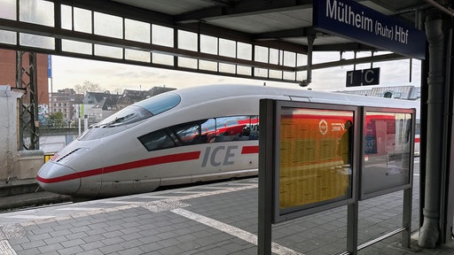 ICE Zug steht an einem Gleis in Mühlheim (Ruhr) Hauptbahnhof.