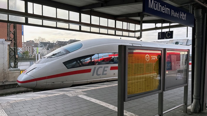 ICE Zug steht an einem Gleis in Mühlheim (Ruhr) Hauptbahnhof.