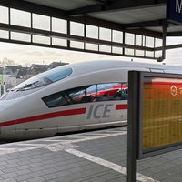 ICE Zug steht an einem Gleis in Mühlheim (Ruhr) Hauptbahnhof.