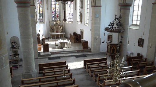 Blick von oben in den Innenraum der Kirche in Ascheberg