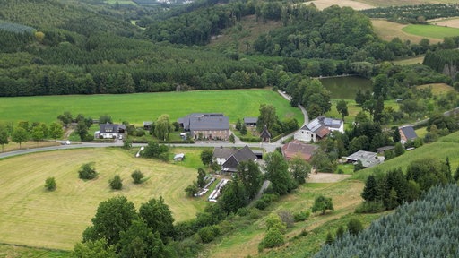 Luftaufnahme von Bönkhausen, das aus wenigen Häusern besteht