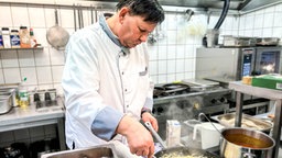 Frank Raulf beim Kochen.