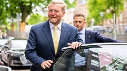 König Wilhelm-Alexander steigt aus dem Auto aus