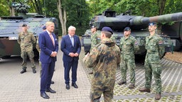 König Willem-Alexander und Bundespräsident Frank-Walter Steinmeier lassen sich von Soldaten des Deutsch-niederländischen Corps in Münster militärische Geräte erklären.