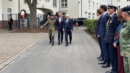 König Willem-Alexander und Bundespräsident Frank-Walter Steinmeier treffen in der Kaserne des dt-nl Corps in Münster ein. 