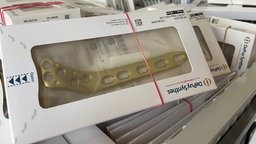 Osteosyntheseplatten in dem verlassenen Krankenhaus