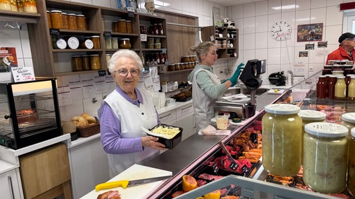 90-Jährige steht hinter der Fleischtheke