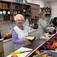 90-Jährige steht hinter der Fleischtheke