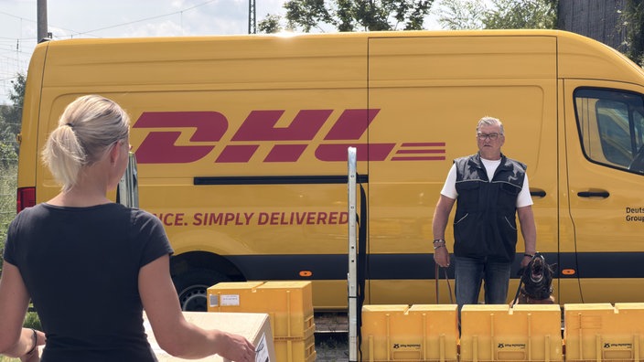 Einweisung vor einem Postauto von DHL 