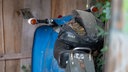 Rotkehlchen im Motrorradhelmnest auf dem Motorrad