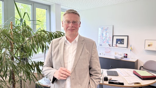 Bürgermeister Andreas Hüffmann schaut in die Kamera
