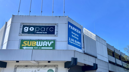 Auf einer Hauswand hängt ein Banner vom goparc in Herford.