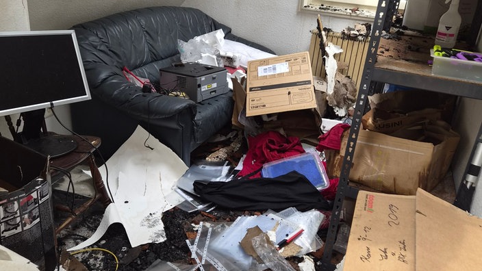 Ein durch Brand und Einbruch verwüstetes Zimmer im privaten Bereich des Restaurants.