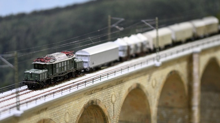 Modellbahn auf einem Viadukt