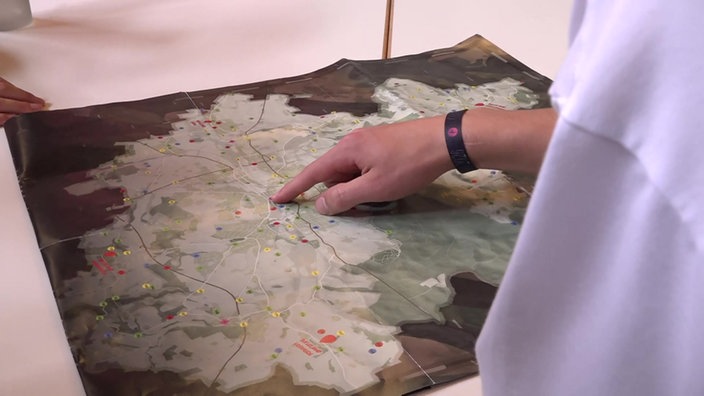 Teilnehmer und Teilnehmerinnen von Lemgo vs Wild planen ihre Route.