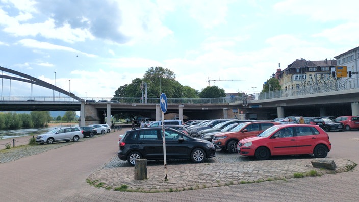 Ein großflächiger Parkplatz mit parkenden Autos