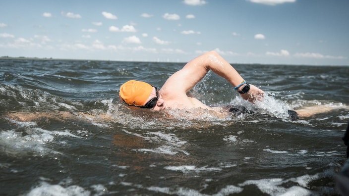 André Wiersig schwimmt im offenen Meer