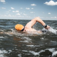 André Wiersig schwimmt im offenen Meer
