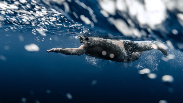 Extremschwimmer André Wiersig schwimmt unter Wasser 