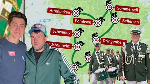 Links zwei lächelnde Männer, rechts eine marschierende Schützengruppe mit Trommeln und Uniformen. Im Hintergrund eine Landkarte mit grüner Route, Zielscheiben und roten Ortsschildern.