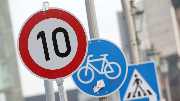 Verkehrsschild Tempo 10 und weitere (Symbolbild)