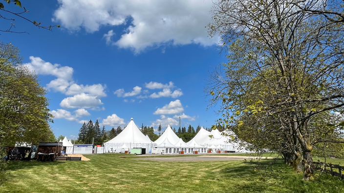 Blick auf die weißen Zelte des Festivals