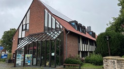 Das Rathaus in Laer an einem bewölkten Tag
