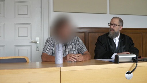 Landwirt neben seinem Rechtsanwalt im Amtsgericht Bad Oeynhausen
