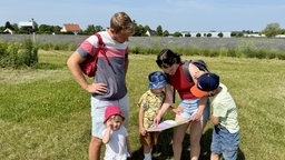 Die junge Familie aus Detmold schaut sich die Karte der Lavendelfelder an. 