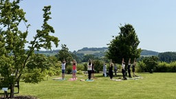 Duftyoga im Garten.