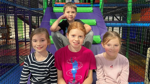 Kinder am letzten Ferientag im Indoorspielplatz