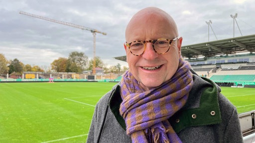 Markus Lewe steht lächelnd im Preußenstadion 