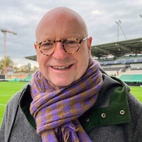 Markus Lewe steht lächelnd im Preußenstadion 