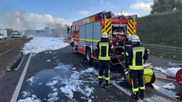 Überreste eines brennenden LKWs auf der Autobahn