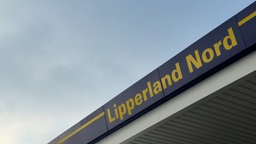 Dach mit Beschriftung an der Tankstelle Lipperland Nord