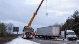 Der LKW wird mit Hilfe eines großen Krans geborgen. 