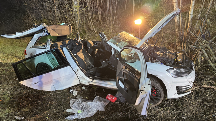 Eines der beschädigten Fahrzeuge nach dem Unfall.