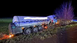 Der beschädigte Lkw liegt nach dem Unfall im Straßengraben.