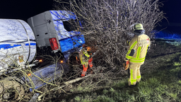 Einsätzkräfte der freiwilligen Feuerwehr Höxter bei den Räumungsarbeiten.
