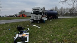 Auf dem Bild ist ein LKW zu sehen, welcher von der Fahrbahn abgekommen ist