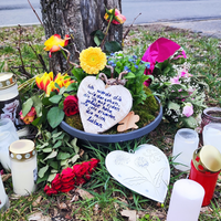 Blumen und Kerzen in Erinnerung an Luise