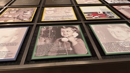 auf dem „Memory-Tisch“ befinden sich drehbare Tafeln mit persönlichen Geschichten Betroffener