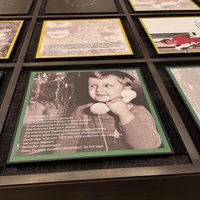 auf dem „Memory-Tisch“ befinden sich drehbare Tafeln mit persönlichen Geschichten Betroffener