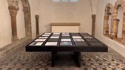 Das Mahnmal in Form eines Stahltisches steht in der Brigidenkapelle des Paderborner Doms.