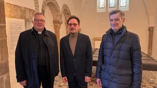 von rechts: Generalvikar Dr. Michael Bredeck, Vorsitzender der Betroffenenvertretung Reinhold Harnisch und Künstler Christoph Brech am Tag der Einweihung des Mahnmals.